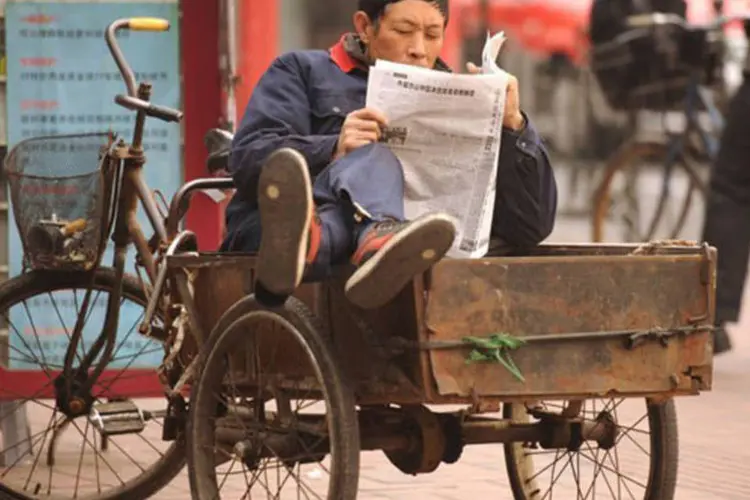 
	Homem l&ecirc; jornal em Xangai: a censura desencadeou uma mobiliza&ccedil;&atilde;o de protesto na China a favor da liberdade de express&atilde;o, algo pouco frequente no pa&iacute;s
 (Peter Parks/AFP)