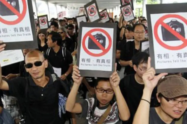 Membros da Associação de Jornalistas de Hong Kong protestam durante visita de Li Keqiang em agosto de 2011 (Edward Wong/AFP)