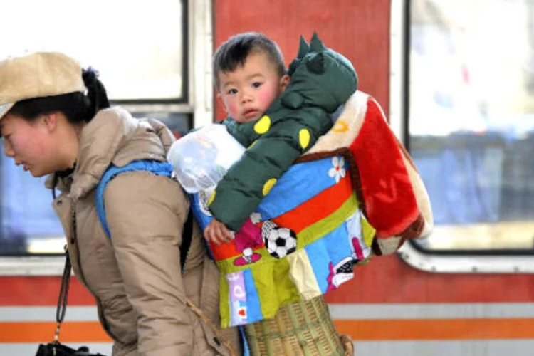 
	O Partido Comunista chin&ecirc;s decidiu relaxar a medida e permitir um segundo filho &agrave;s fam&iacute;lias nas quais um dos c&ocirc;njuges n&atilde;o tenha irm&atilde;os
 (REUTERS/Stringer)