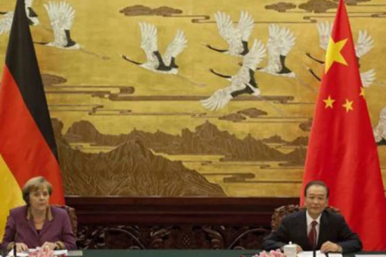 O primeiro-ministro chinês, Wen Jiabao, e a chanceler alemã, Angela Merkel: a China possui mais de 550.000 bilhões de dólares de dívida soberana europeia (Adrian Bradshaw/AFP)