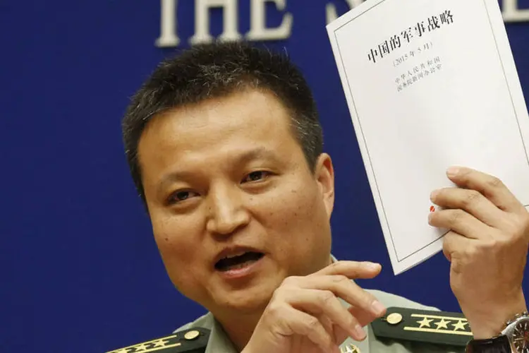 Yang Yujun mostra uma cópia da nova revisão do livro branco de estratégia militar (REUTERS/Kim Kyung-Hoon)