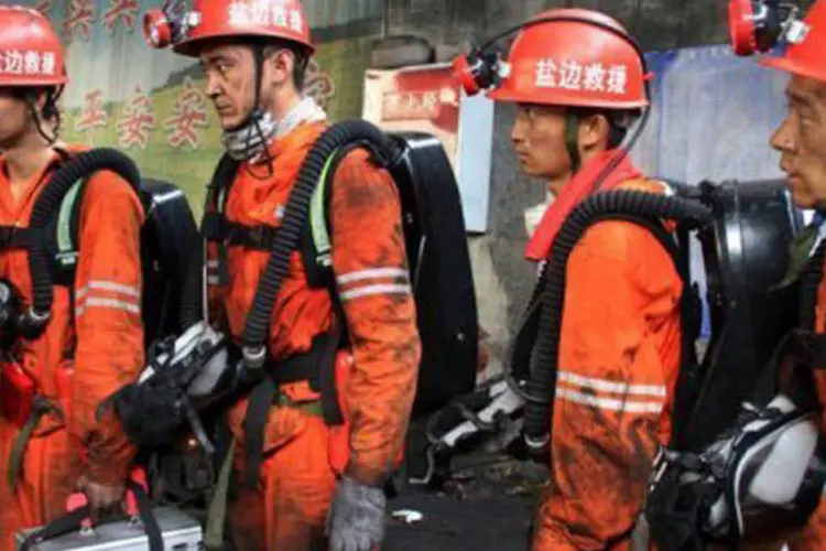 Equipes de resgate buscam sobreviventes na mina: os esforços para resgatar os sobreviventes são dificultados por altas temperaturas no interior da mina
 (AFP)
