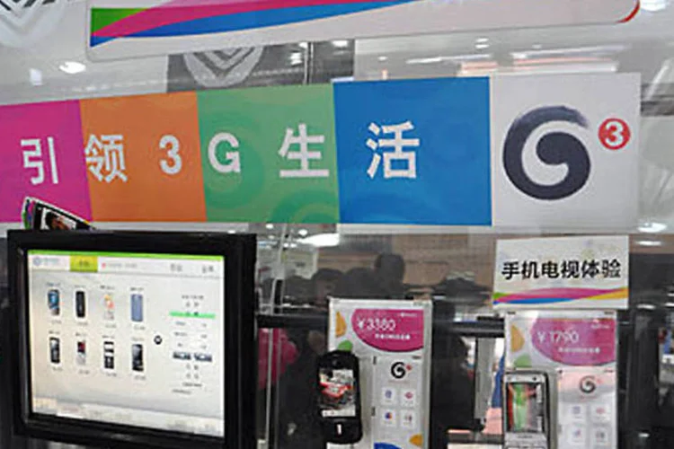 
	De acordo com relat&oacute;rio, que considera peso igual para receitas e base de acessos, a maior operadora do mundo &eacute; justamente a China Mobile, com US$ 90,44 bilh&otilde;es em faturamento anual e 726,31 milh&otilde;es de acessos
 (Wikipedia)