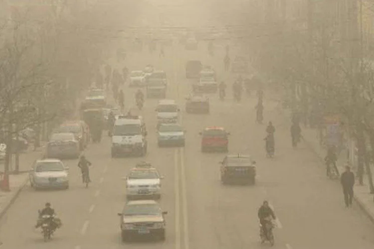 
	Polui&ccedil;&atilde;o cobre uma avenida da cidade de Linfen, na China
 (AFP/ Peter Parks)