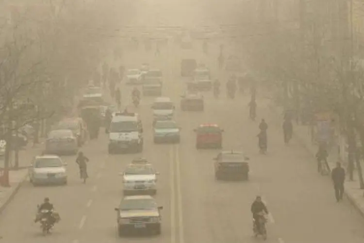 
	Neblina cobre uma avenida da cidade de Linfen, na China: a polui&ccedil;&atilde;o se tornou um dos principais motivos de descontentamento da popula&ccedil;&atilde;o com o Partido Comunista Chin&ecirc;s
 (AFP/ Peter Parks)