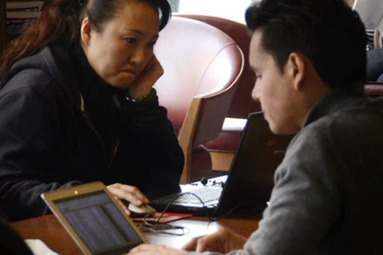 
	Chineses usam laptops em um caf&eacute; de Pequim: a taxa de penetra&ccedil;&atilde;o da internet no pa&iacute;s mais populoso do mundo subiu para 42,1%
 (Wang Zhao/AFP)
