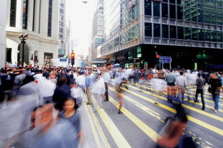 
	Pessoas circulam pelo centro de Hong Kong, na China: o movimento vem &agrave; medida que aumenta o n&uacute;mero de viajantes da China continental para Hong Kong
 (Medioimages/Photodisc)