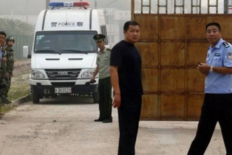 
	Policias chineses em frente &agrave; pris&atilde;o ap&oacute;s a liberta&ccedil;&atilde;o de Wang Xiaoning em Pequim: ele foi condenado a 10 anos de pris&atilde;o em 2003 por &quot;tentativa de subvers&atilde;o do poder do Estado&quot;
 (Mark Ralston/AFP)