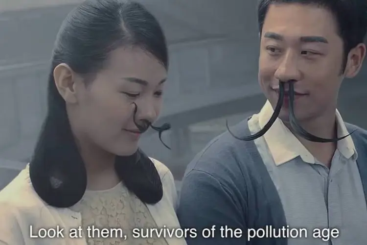 
	Polui&ccedil;&atilde;o na China: narrador do v&iacute;deo conta que a tal moda dos pelos no nariz nasceu para proteger as pessoas da polui&ccedil;&atilde;o do ar
 (Reprodução/YouTube)