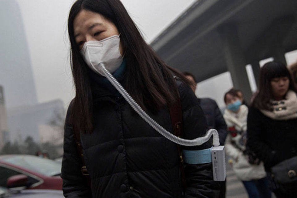 Perigo: mulher usa máscara com filtro de ar durante pico de poluição em Pequim, em dezembro de 2015.  (Getty Images)