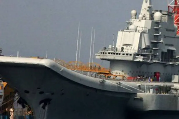 O primeiro porta-aviões chinês zarpou na quarta-feira de um porto do nordeste do país para iniciar testes
 (AFP)