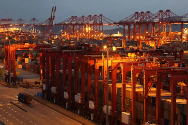 
	Porto na China: as exporta&ccedil;&otilde;es chinesas medidas em d&oacute;lares recuaram 5,5% em agosto ante igual m&ecirc;s do ano passado
 (Tomohiro Ohsumi/Bloomberg)