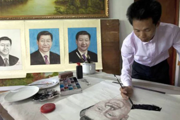 
	Pintor chin&ecirc;s faz retratos de Xi Jiping: economia da China deve crescer 7,8% neste ano, segundo estimativas do FMI
 (Reuters)