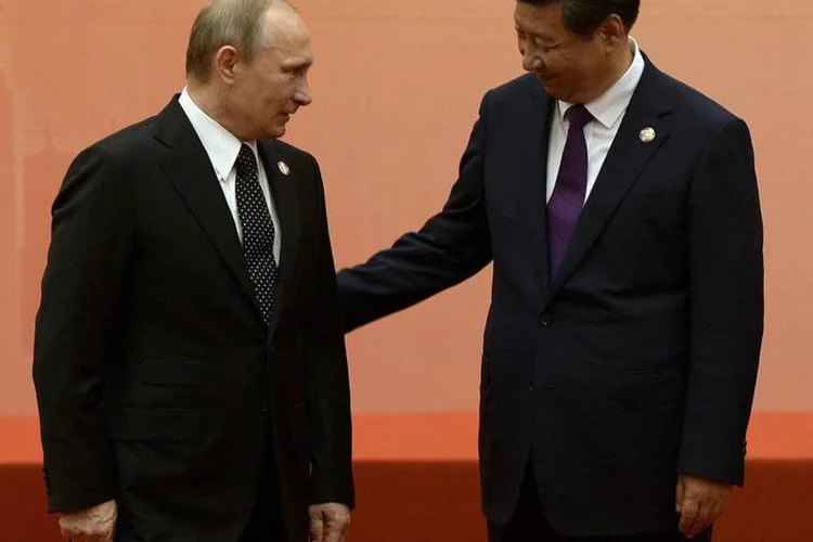 Xi Jinping (D) e Vladimir Putin: líderes confirmaram acordo de provisão de gás natural (Mark Ralston/Pool/Reuters)