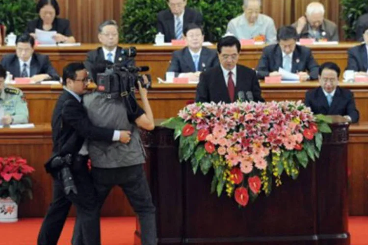 O presidente chinês Hu Jintao discursa na comemoração dos 30 anos da criação da zona econômica especial de Shenzhen (AFP)