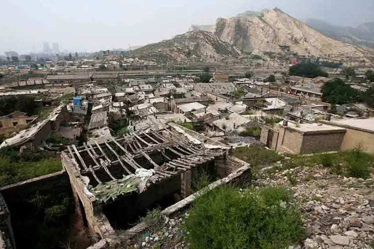 
	Perigo: casas abandonadas em &aacute;rea onde a terra est&aacute; afundando perto de uma mina de carv&atilde;o em Shanxi, China.
 (REUTERS / Jason Lee)