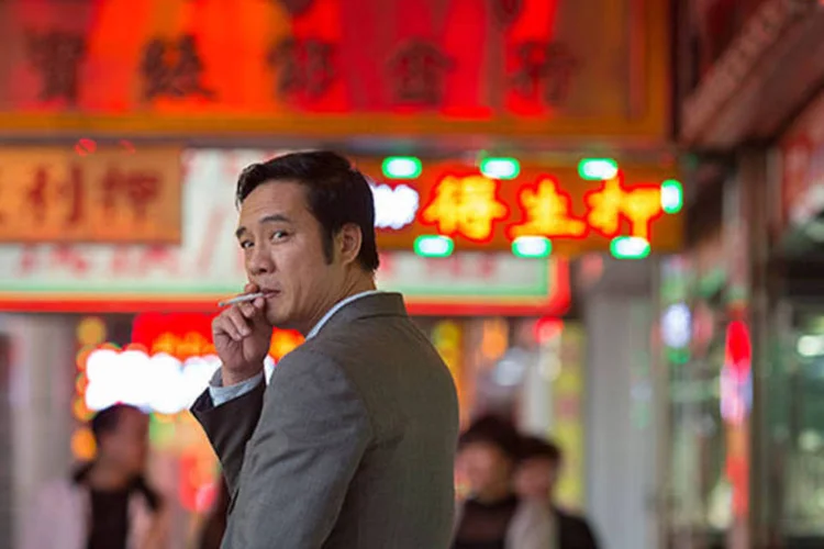 
	Chin&ecirc;s fumando: os cigarros frequentemente s&atilde;o trocados como uma cortesia social - quase como um aperto de m&atilde;o
 (Jerome Favre/Bloomberg)