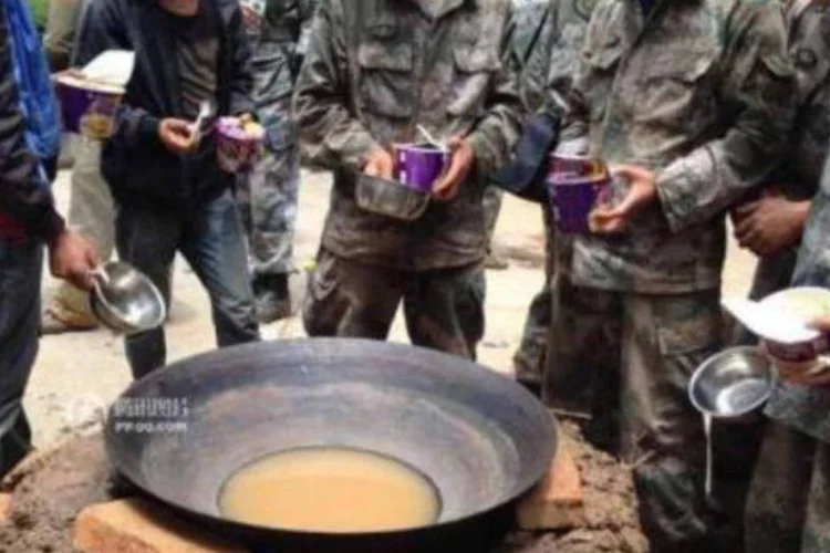 Soldados chineses comendo macarrão instantâneo  (Reprodução/Weibo/Caijing)