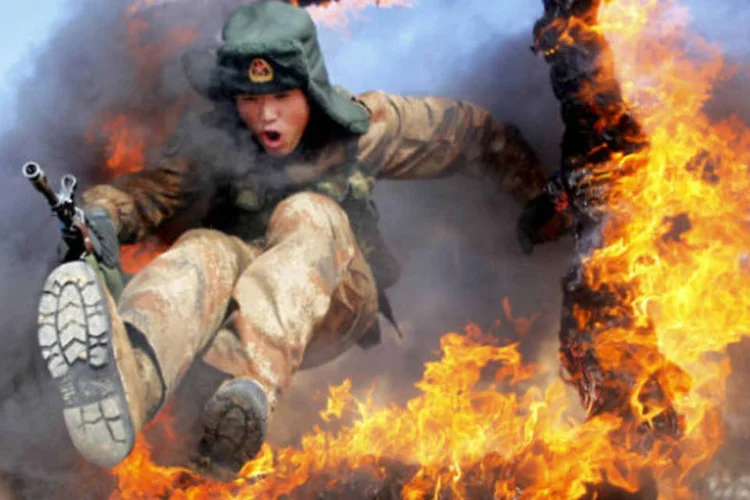 
	Um soldado chin&ecirc;s treina na cidade de Heilongjiang, na China
 (REUTERS/China Daily)