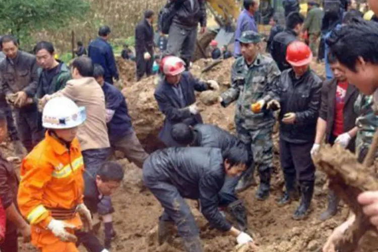 
	Equipes de resgate trabalham no distrito de Yiliang, prov&iacute;ncia de Yunnan, na China
 (AFP)
