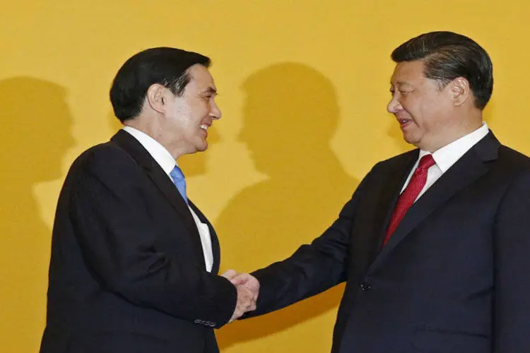 Presidente da China, Xi Jinping, e o presidente de Taiwan, Ma Ying-jeou apertaram as mãos em encontro histórico realizado neste sábado em Cingapura (REUTERS/Edgar Su)