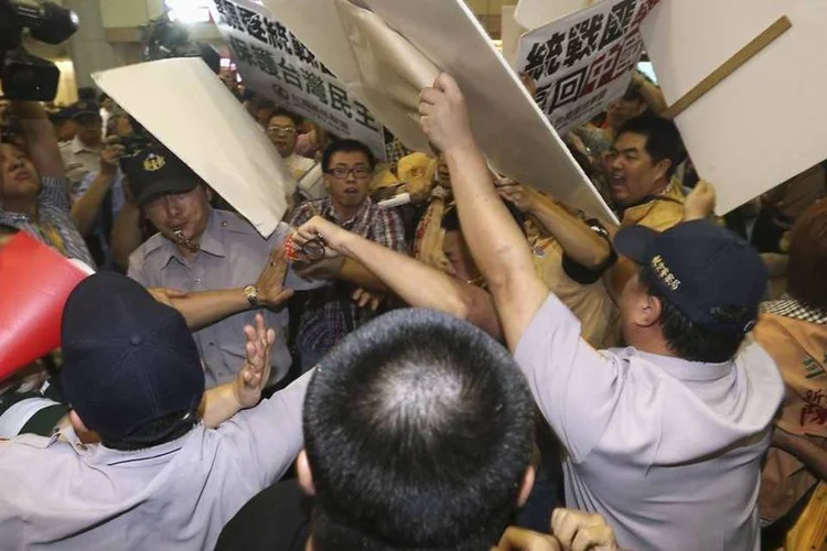 O ministro Zhang Zhijun foi recebido com protestos no aeroporto de Taiwan (REUTERS/Edward Lau)