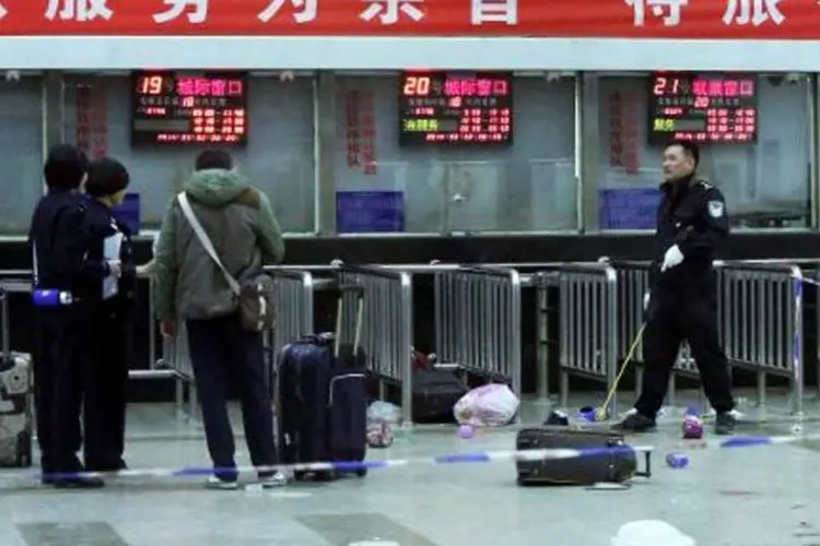Peritos trabalham em estação ferroviária após ataque terrorista na China (AFP)