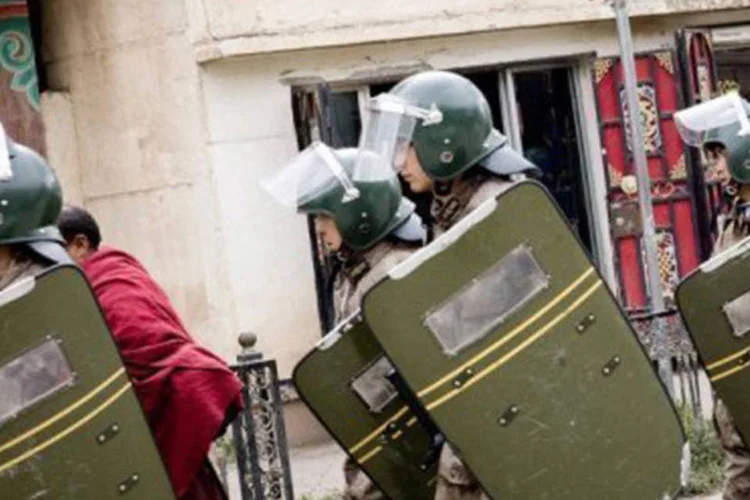 Policiais chineses em Sichuan em 2011: segundo o governo, os manifestantes atacaram a pedradas as forças de ordem, destruindo duas ambulâncias e dois veículos policiais
 (Philippe Lopez/AFP)