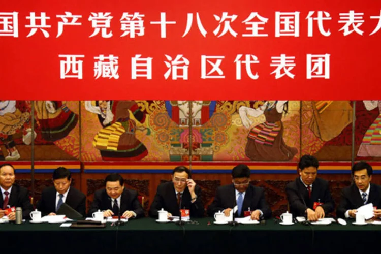 O líder do Tibete, Chen Quanguo (c), no 18º Congresso: ele contornou a versão oficial dizendo que o governo chinês investiu muito no desenvolvimento da região (David Gray/Reuters)