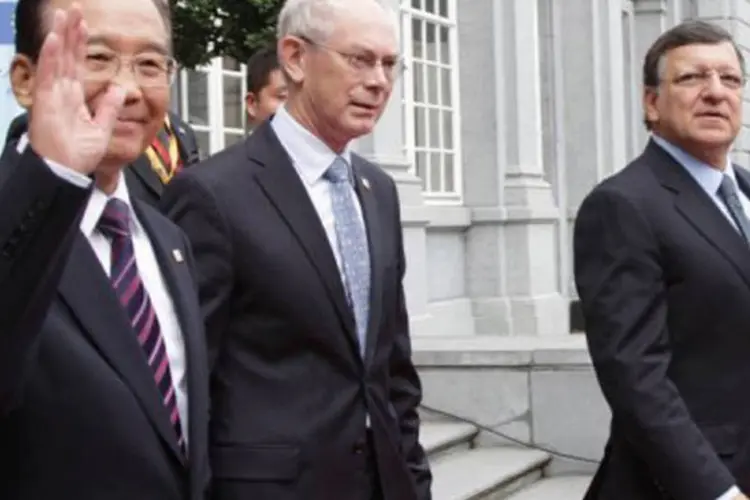 
	Jiabao (E), o presidente da UE, Herman Van Rompuy (C), e Jos&eacute; Manuel Barroso (D) da CE: o pa&iacute;s asi&aacute;tico deve receber o status completo de economia de mercado em 2016
 (Virginia Mayo/AFP)