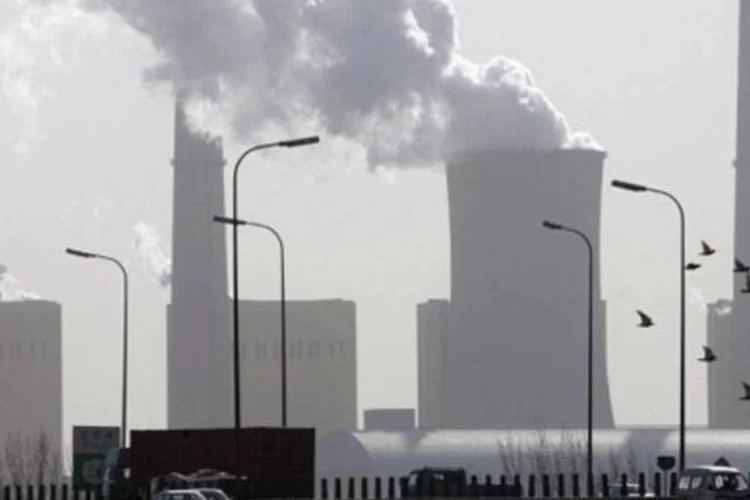 China nega informações dos jornais Financial Times e Wall Street Journal e não admite ser o maior consumidor de energia do mundo (Frederic J. Brown/AFP)