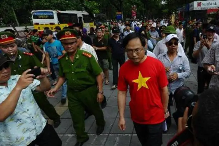 
	Policiais no Vietn&atilde;: no fim de semana, a China retirou mais de 3 mil cidad&atilde;os
 (Hoang Dinh Nam/AFP)