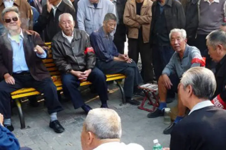 Idosos chineses se reúnem em parque para demonstrar apoio aos manifestantes de Wall Street
 (AFP)