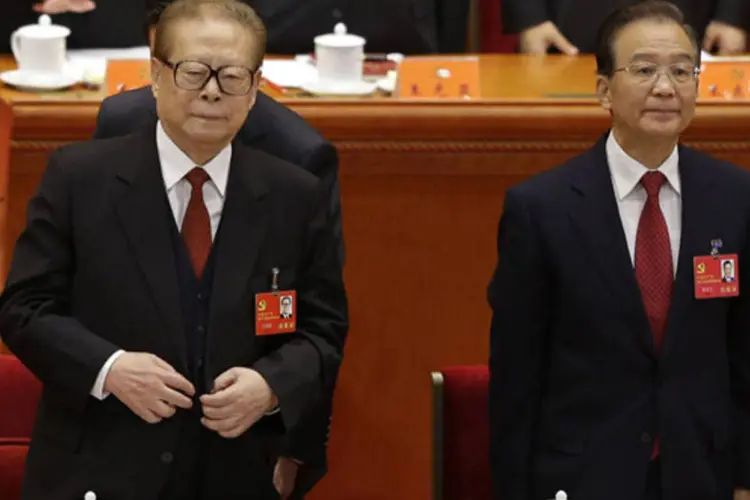 O ex-presidente Jiang Zemin e o primeiro-ministro Wen Jiabao na cerimônia de abertura do 18 º Congresso Nacional do Partido Comunista da China (Jason Lee/Reuters)