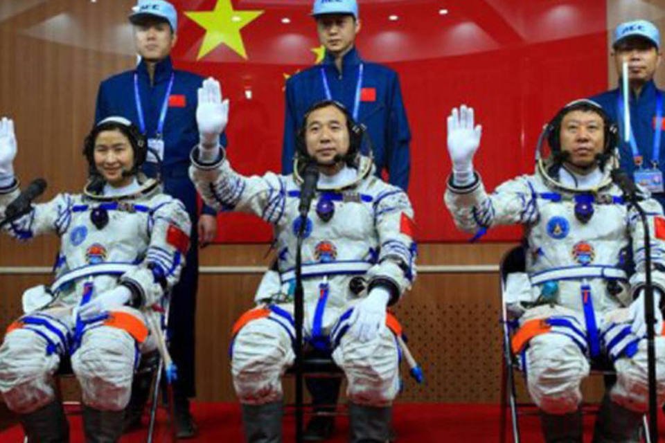 Astronautas chineses entram pela 1ª vez em módulo espacial