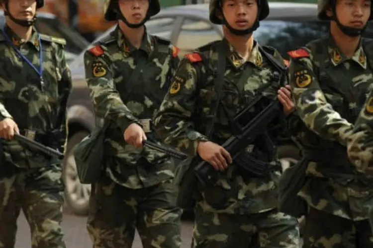 
	Policiais paramilitares chineses em Urumqi: uma pessoa morreu e 79 ficaram feridas
 (AFP / Peter Parks)