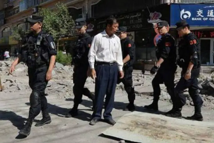 
	Policiais chineses nas ruas de Xinjiang: regi&atilde;o &eacute; assolada h&aacute; anos por uma viol&ecirc;ncia que o governo atribui a militantes isl&acirc;micos e separatistas
 (©afp.com / Mark Ralston)