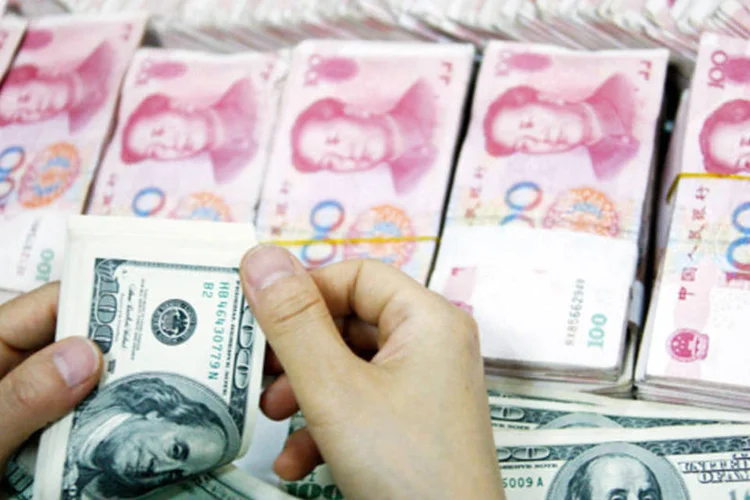 
	A China manteve durante anos uma conta de capital &quot;fechada&quot;, ou seja, empresas, bancos e pessoas s&oacute; podiam movimentar dinheiro, dentro ou fora do pa&iacute;s
 (ChinaFotoPress/Getty Image)