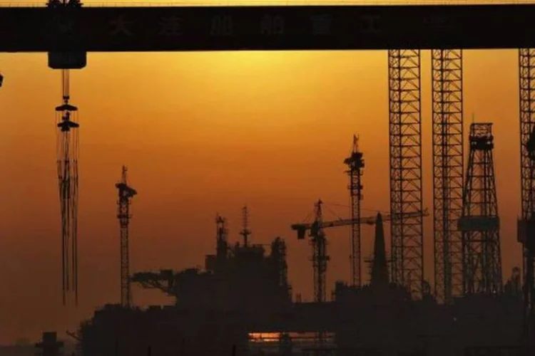 
	Ind&uacute;stria chinesa: PMI preliminar do Markit/HSBC caiu para a m&iacute;nima de oito meses de 48,1 em mar&ccedil;o ante leitura final em fevereiro de 48,5
 (CHINA DAILY/ Reuters)