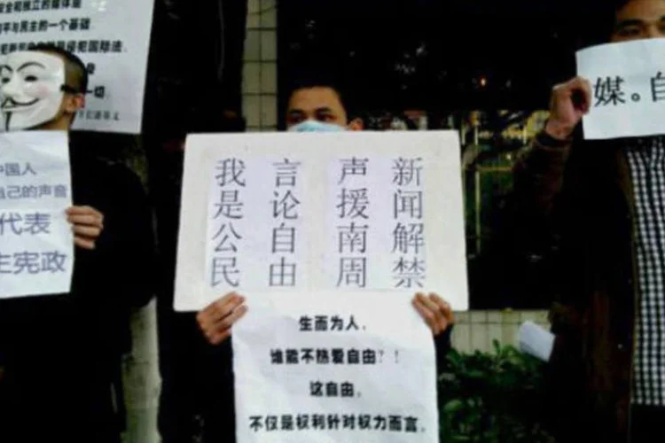 
	Chineses protestam contra censura: imprensa local tem escondido transa&ccedil;&otilde;es que envolvem membros do Partido Comunista.
 (AFP/AFP/Getty Images)
