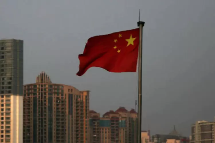 
	Bandeira da China em Xangai: governo faz campanha por austeridade
 (Tomohiro Ohsumi/Bloomberg)
