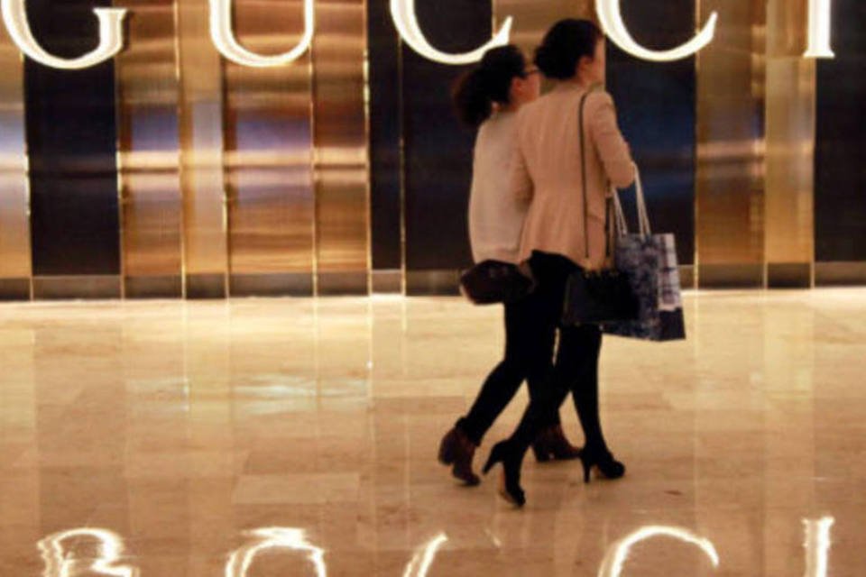 Mulher chinesas passam por loja da Gucci: vendas comparáveis da Gucci no quarto trimestre ganharam 0,2 por cento (STR/AFP/Getty Images)