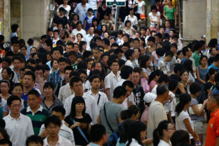 
	Em Pequim, multid&atilde;o anda por esta&ccedil;&atilde;o de metr&ocirc;: v&iacute;rus tem causado alarme internacional depois de se espalhar pela maior parte das Am&eacute;ricas
 (Paula Bronstein/Getty Images)