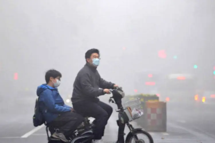 
	Pessoas usam m&aacute;scara para se proteger da forte polui&ccedil;&atilde;o na China: Sete das 10 cidades mais polu&iacute;das do pa&iacute;s no oitavo m&ecirc;s do ano est&atilde;o na prov&iacute;ncia de Hebei, que rodeia a Pequim
 (ChinaFotoPress/ChinaFotoPress via Getty Images)