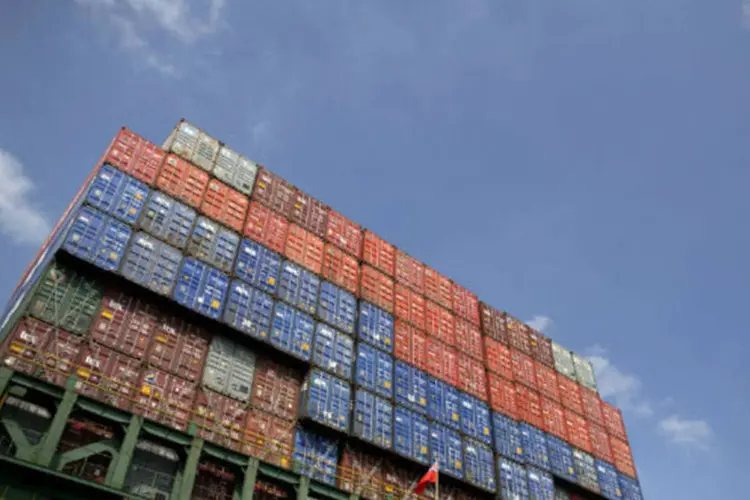 
	Containers: nos cinco primeiro meses de 2015, as importa&ccedil;&otilde;es recuaram 18,1%. No lado das exporta&ccedil;&otilde;es, a queda foi de 16,2%
 (Jerome Favre/Bloomberg)