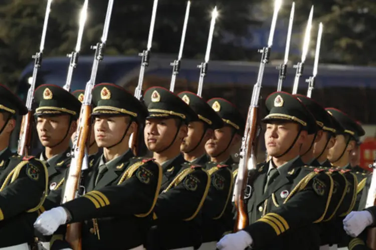 Membros da guarda de honra do exército chinês em Pequim, na China (Larry Downing-Pool/Getty Images)