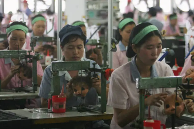 
	Trabalhadores na linha de montagem na China: economistas est&atilde;o preocupados com o aumento do risco de defla&ccedil;&atilde;o na segunda maior economia do mundo
 (Feng Li/Getty Images)