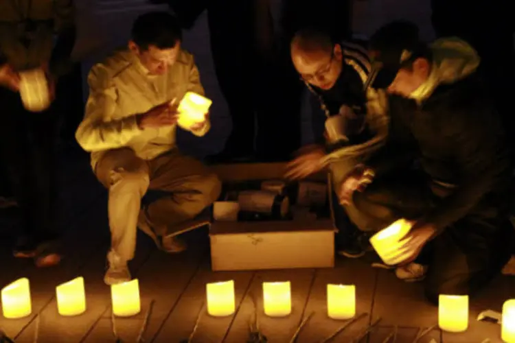 Pessoas acendem velas em Pequim em homenagem às vítimas das explosões que mataram três pessoas na Maratona de Boston, nos Estados Unidos (REUTERS)