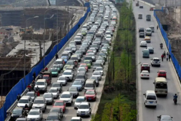 
	Estrada em Guiyang, China: Pequim tem acelerado a aprova&ccedil;&atilde;o de projetos de infraestrutura nos &uacute;ltimos meses
 (ChinaFotoPress/Getty Images)