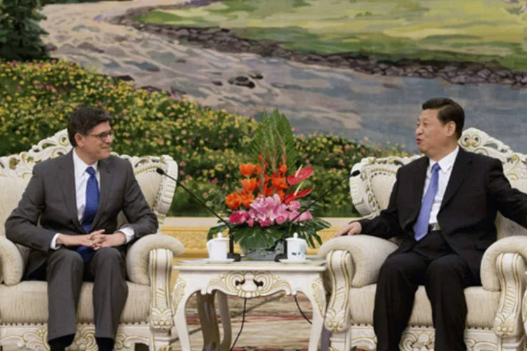 Secretário de Tesouro dos Estados Unidos, Jacob Lew, conversa com o presidente da China, Xi Jinping durante encontro em Pequim (Andy Wong/Reuters)